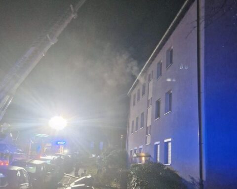 Feuerwehr kontrolliert brennendes Dach mit Teleskopmast nach Küchenbrand in Haan.