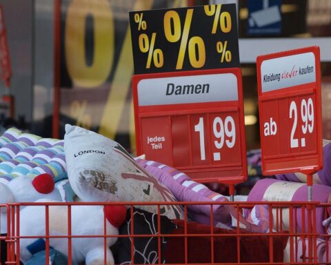 Sonderangebote in einem Supermarkt während der Winteröffnungszeiten in Tourism regions.