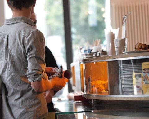 Gastronomiebetrieb in Berlin mit bunten Speisen und Getränken, Symbol der steuerlichen Entlastung.