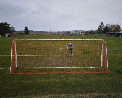 Jugendliche beim Fußballspielen, um die Bedeutung von Übungsleitern im Sport zu verdeutlichen.