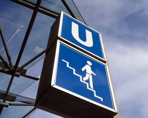 U-Bahn in München mit Fahrgästen; symbolisiert neue Tarife und verbesserte Verkehrsanbindung.