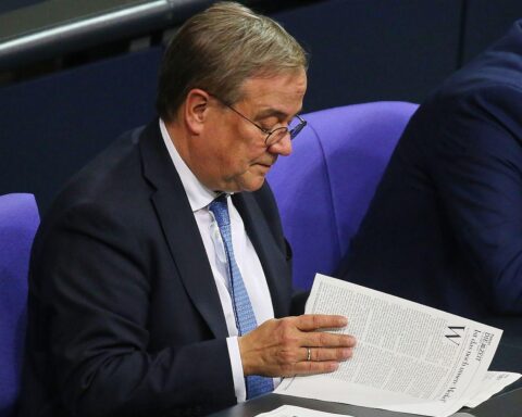 Armin Laschet diskutiert EU-Russland-Beziehungen, fordert eigene europäische Verhandlungsführung und kritisiert amerikanische Einflussnahme.