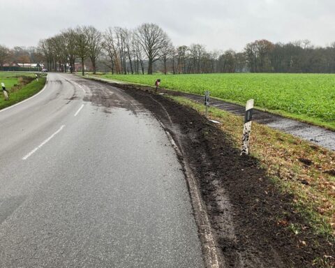Unfallstelle mit beschädigten Verkehrszeichen und verschmutzter Fahrbahn nach Fahrerflucht.