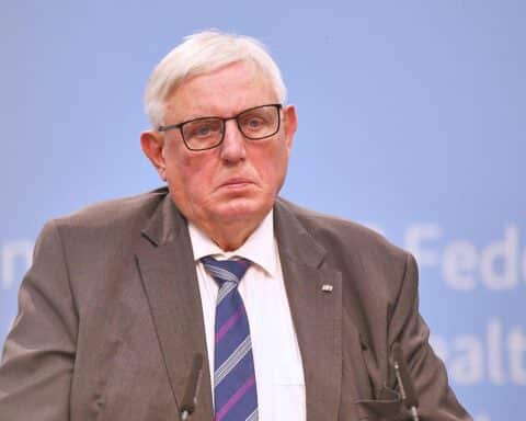 Karl-Josef Laumann spricht über Stärkung der häuslichen Pflege in Nordrhein-Westfalen.