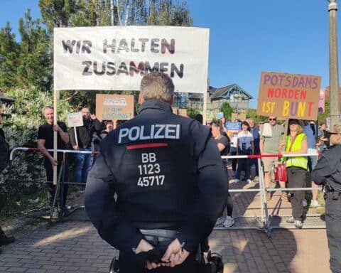Demonstranten blockieren AfD-Veranstaltung, Banner und Plakate fordern ein starkes Zeichen gegen Rechtsextremismus.