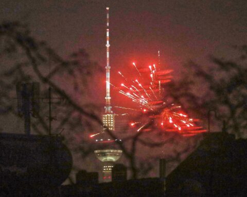 Böllerverbot für Silvester gefordert: gefährliche Verletzungen und Risiken für Rettungskräfte am Berliner Fernsehturm.