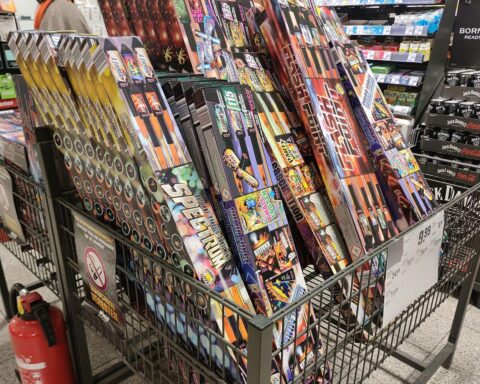 Feuerwerksverkauf in Mainz mit Hinweisen zu Regeln, Verboten und Sicherheitsvorschriften.