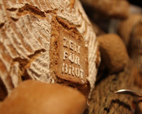 Bäckerei-Überfall: Bedrohung mit Waffe, Täter flüchtet auf grünem E-Scooter ohne Beute.