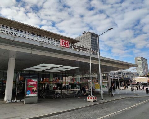 Angriff am Hauptbahnhof: Polizei sucht Zeugen nach Stichwaffen-Attacke auf 21-Jährigen.
