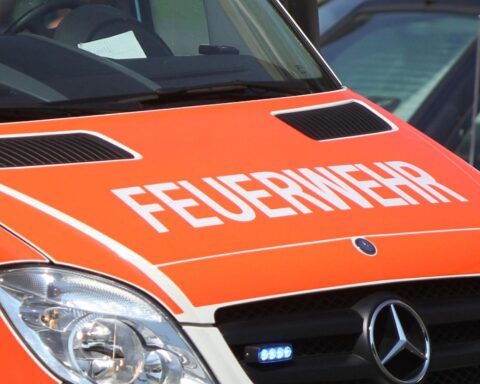 Einsatzkräfte der Feuerwehr löschen Brand in Doppelhaushälfte; tragischer Vorfall mit Todesopfer.