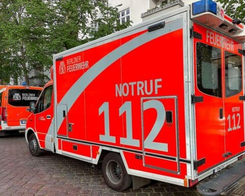 Rettungswagen vor einem Berliner Gebäude, nach schwerem Sturz während eines Fluchtversuchs.