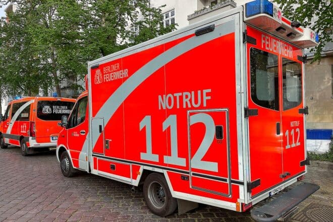 Mann stürzt bei Flucht vor Räubern in Berlin-Britz von Balkon