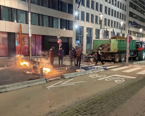 Landwirte protestieren in Brüssel gegen EU-Reformen und unfaire Handelspraktiken, zahlreiche Demonstranten versammelt.