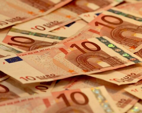 Euroscheine symbolisieren die finanzielle Unterstützung für politische Bildungsarbeit in Mecklenburg-Vorpommern.