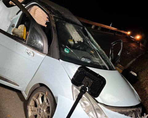 Eisglatte Straßen, verunfallte Autos, Polizei- und Rettungseinsätze in Oberbergischem Kreis sichtbar.