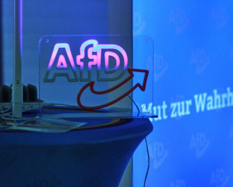 AfD-Logo mit Aussagen zu wirtschaftlichen Kontakten und Meinungsumfrageergebnissen in Deutschland.
