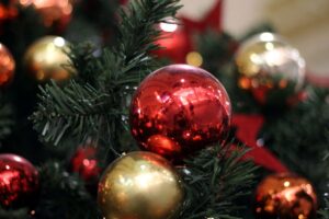 Weihnachtsschmuck mit festlicher Atmosphäre, symbolisiert traditionelle Feiertage und Ablehnung der Künstlichen Intelligenz.