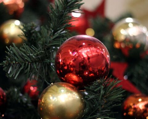 Weihnachtsschmuck mit festlicher Atmosphäre, symbolisiert traditionelle Feiertage und Ablehnung der Künstlichen Intelligenz.