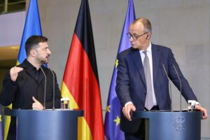 Selenskyj und Merz diskutieren geopolitische Themen, symbolisieren Hoffnung auf Frieden in der Ukraine.
