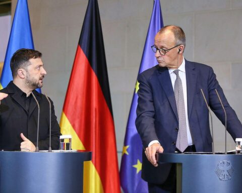 Selenskyj und Merz diskutieren geopolitische Themen, symbolisieren Hoffnung auf Frieden in der Ukraine.