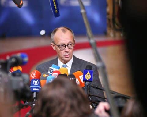 Friedrich Merz bei EU-Gipfel in Brüssel, diskutiert über russische Vermögen und Mercosur-Abkommen.