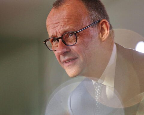 Friedrich Merz in Berlin, nachdenklich, im Kontext eines möglichen Böllerverbots.