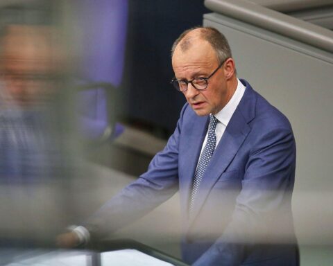 Friedrich Merz spricht im Bundestag über Frieden und Diplomatie für die Ukraine.