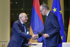 Merz und Paschinjan bei Pressekonferenz zur EU-Integration Armeniens, symbolisieren diplomatische Partnerschaft.