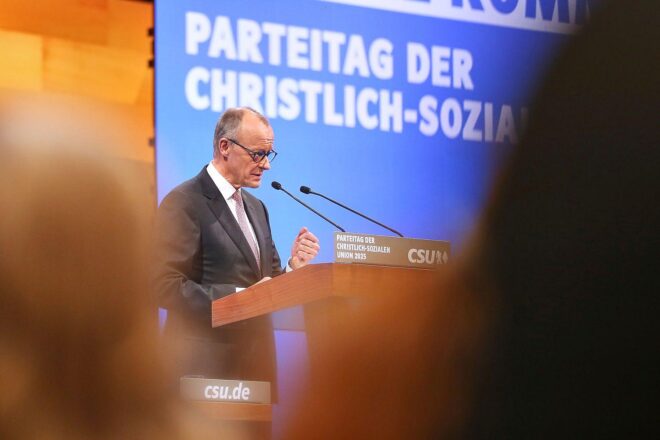 Merz verteidigt auf CSU-Parteitag Koalition mit SPD