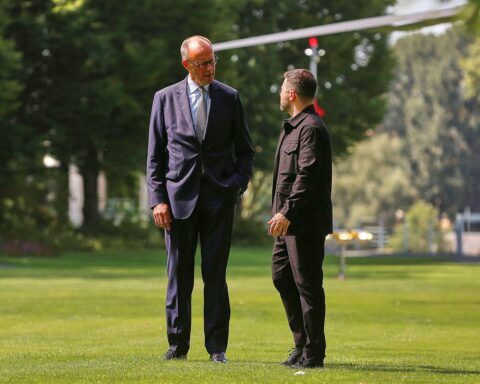 Friedrich Merz und Wolodymyr Selenskyj diskutieren über Friedensgespräche und internationalen Austausch.