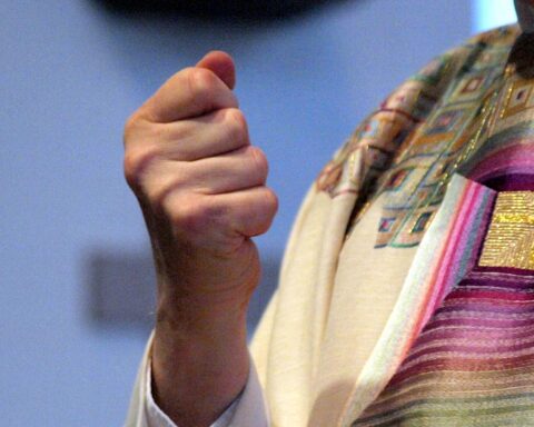 Profanierte Kirchen: Ein katholischer Pfarrer leitet eine Messe in einer nahezu leeren Kirche.