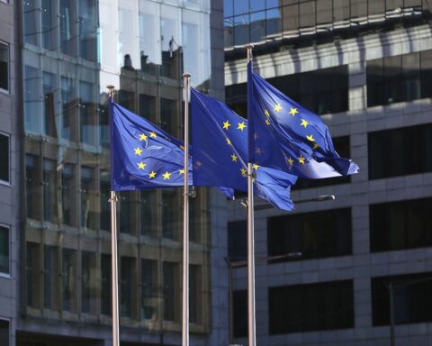 EU-Fahnen symbolisieren den Kampf für gleiche Bezahlung von Frauen und Männern in Europa.