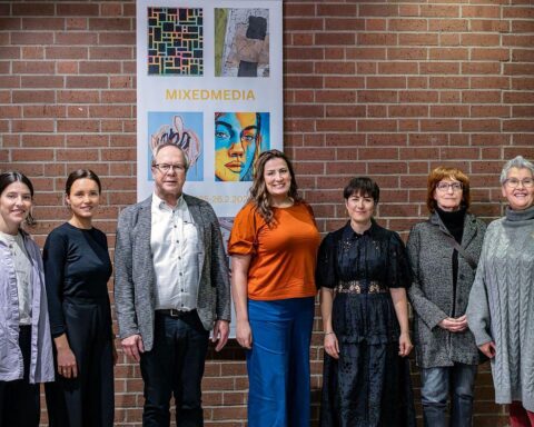 Künstlerinnen und Beamte bei Ausstellungseröffnung „MIXEDMEDIA“ im Landratsamt Ludwigsburg, Vielfalt und Kreativität feiern.