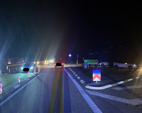 Motorradunfall auf B10 mit Verletzten, Polizei dokumentiert den Vorfall.