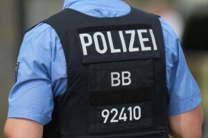 Polizist vor Amtsgericht, festgenommen nach tödlichem Messerangriff auf Ex-Partnerin.