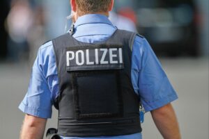 Unfallstelle mit Polizei, Rettungsfahrzeugen und einem beschädigten Fahrzeug in Berlin-Marzahn.