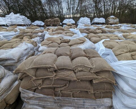 Sandsäcke schützen gegen Hochwasser, Symbol für die Kooperation zwischen Nordrhein-Westfalen und den Niederlanden.