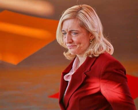 Nina Warken diskutiert Beitragserhöhungen und Verantwortung der Krankenkassen in Berlin.