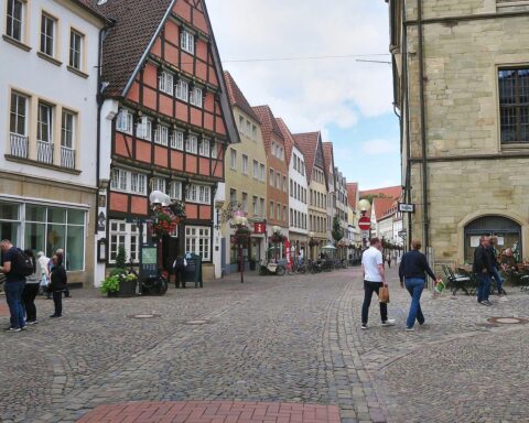 Jugendliche stehen vor dem Rathaus von Osnabrück, Symbol für neue Mitbestimmung und Partizipation.