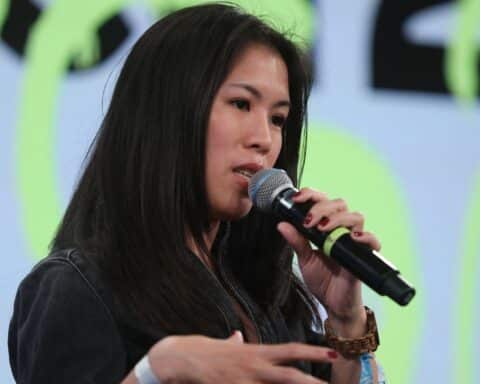 Mai Thi Nguyen-Kim diskutiert besorgt über Einfluss von Trump auf Wissenschaft und Demokratie.