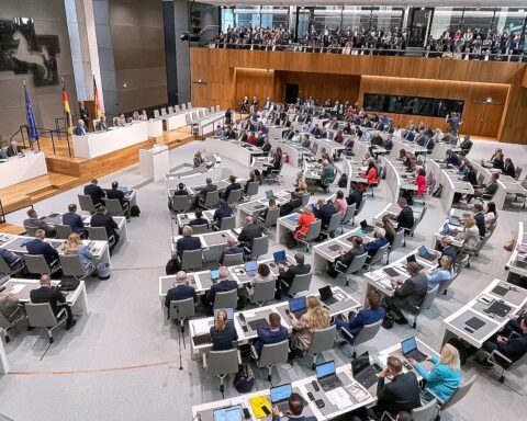 Der niedersächsische Landtag in Hannover, symbolisiert den neuen Haushalt und Investitionsprogramm.