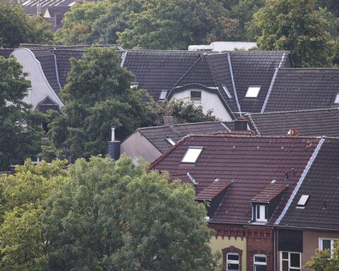 Dächer von Wohnhäusern, Symbol für Eigentum und Förderung im Immobilienbereich in Niedersachsen.
