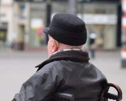 Mann im Rollstuhl symbolisiert Unterstützung für Menschen mit Behinderungen im Ehrenamt.