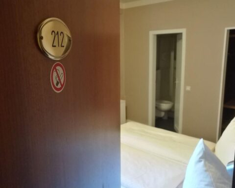 Ein stilvolles Hotelzimmer mit modernen Annehmlichkeiten und einladendem Ambiente für Gäste.