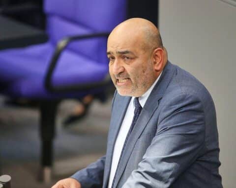 Omid Nouripour spricht über Zuversicht in herausfordernden Zeiten, Bettelnd um Mut und Stärke Deutschlands.