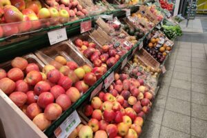 Ein reichhaltiges Sortiment an frischem Obst im Supermarkt, insbesondere Äpfel.