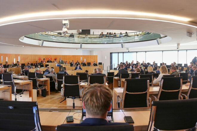 Opposition kritisiert mangelnde Jugendbeteiligung in hessischer Enquetekommission