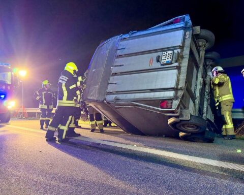 Verkehrsunfall mit umgekipptem Pferdetransporter, Feuerwehr und Tierärzte retten verängstigte Pferde.