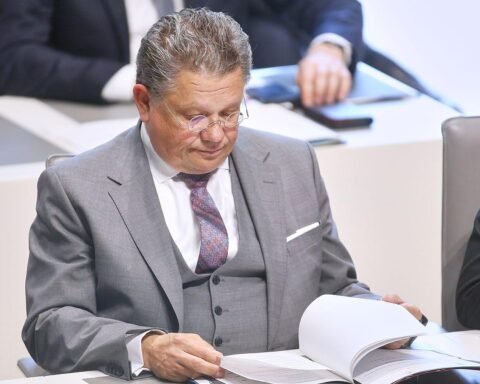 Andreas Philippi präsentiert Pflegegesetz, das Fachkräfte stärkt und Gesundheitsfinanzen stabilisiert.