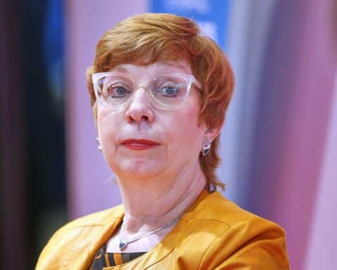 Auf dem Beitragsbild sollte Susanne Lin-Klitzing bei einer Sitzung zur Schulentwicklung abgebildet sein.